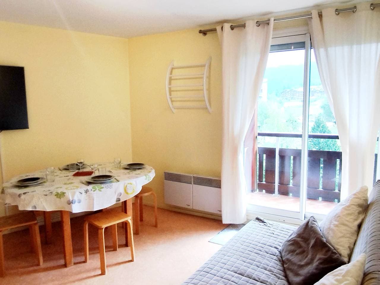 Foto 7 von 17: 2 Zimmer, direkt an der Piste, nahe Geschäfte mit Balkon. Platz für 6 Pers, keine Haustiere