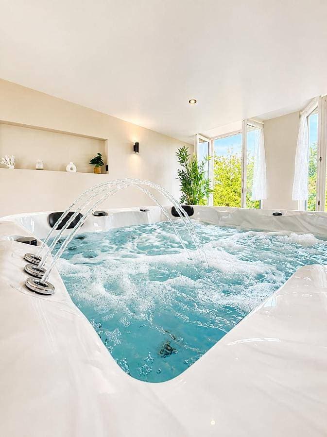 Le gîte de Mamie Lokorn - Dépendance jacuzzi intérieur 1