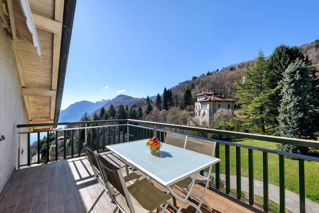 Foto 4 von 37: Ferienwohnung 'Finestra Sul Lago Bellagio' mit Seeblick, privater Terrasse & WLAN