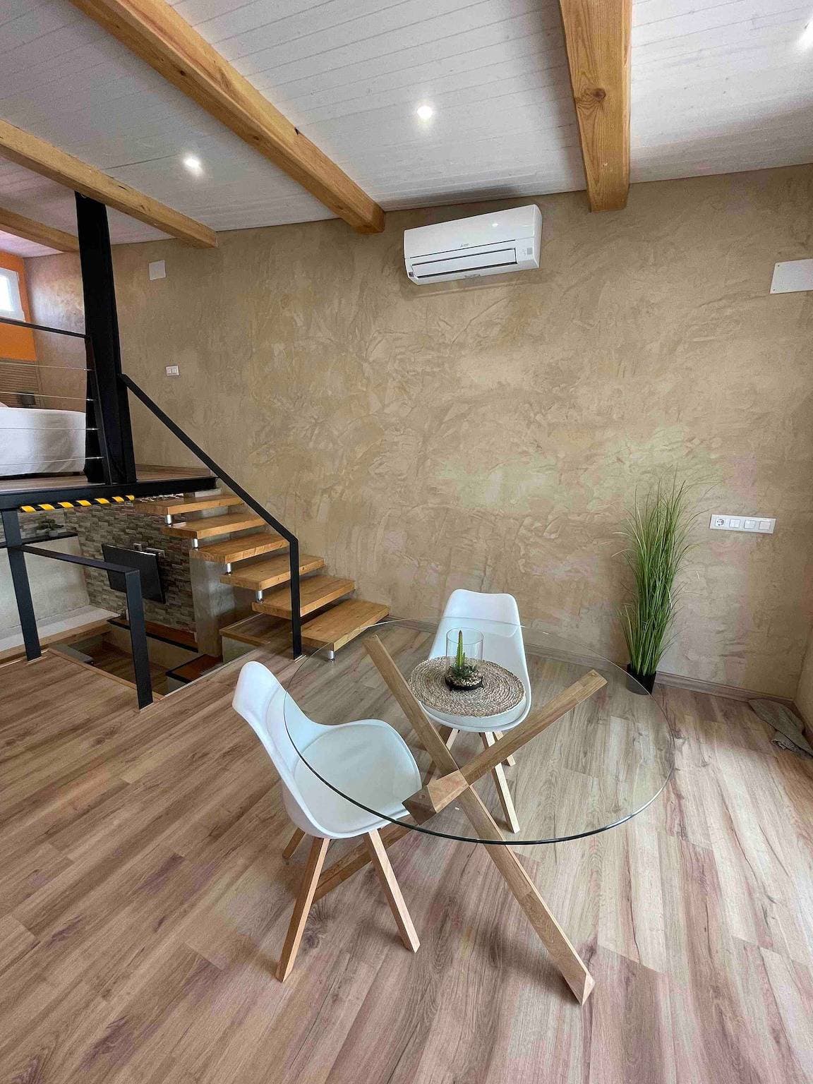 Foto 6 von 32: Apartment „Can Padrosa Mini Loft 1“ mit Gemeinschaftspool, WLAN und Klimaanlage