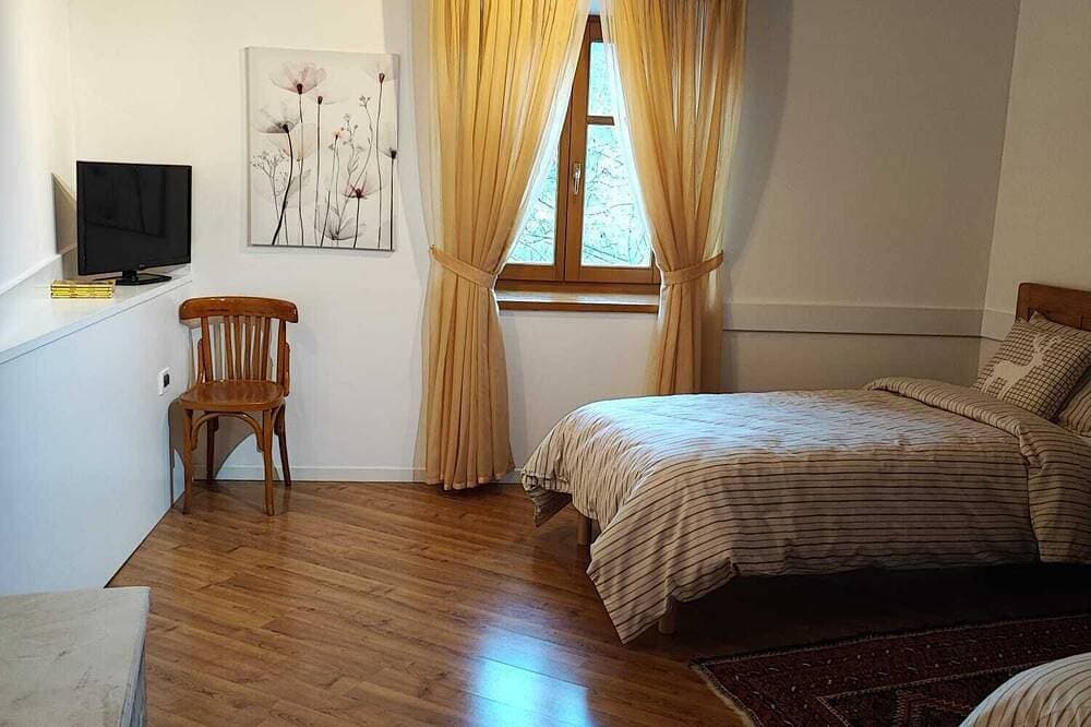 Foto 5 von 30: Farmhouse in typical Trentino style, spacious, elegant, comfortable.