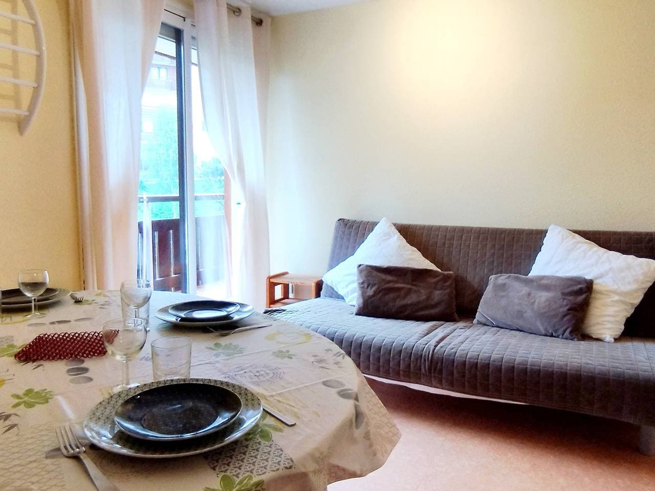 Foto 4 von 17: 2 Zimmer, direkt an der Piste, nahe Geschäfte mit Balkon. Platz für 6 Pers, keine Haustiere
