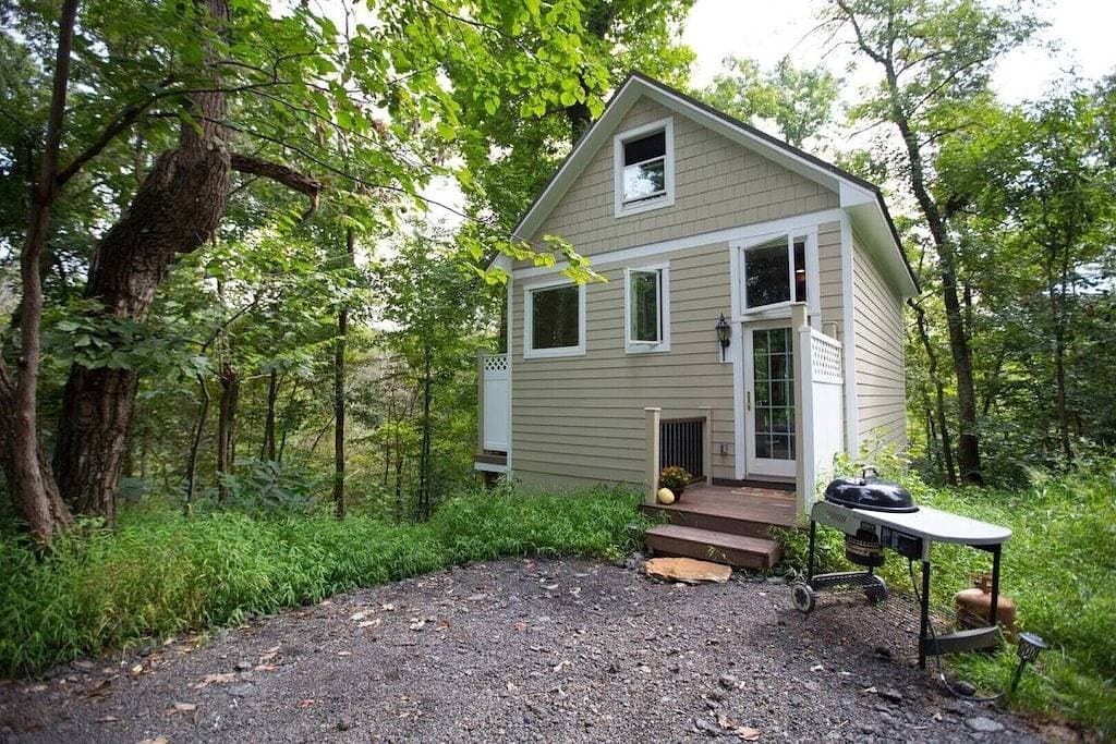 Foto 9 von 19: Tranquil Treehouse Cottage, King Bed, River View