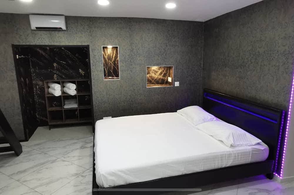 Foto 7 von 13: Maison Appartement Triplex Avec Jacuzzi et Sauna