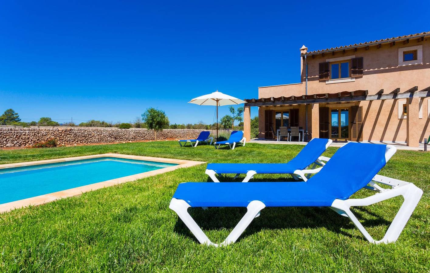 Foto 11 von 51: Gemütlicher Rückzugsort am Strand mit Terrasse, Pool und Wifi