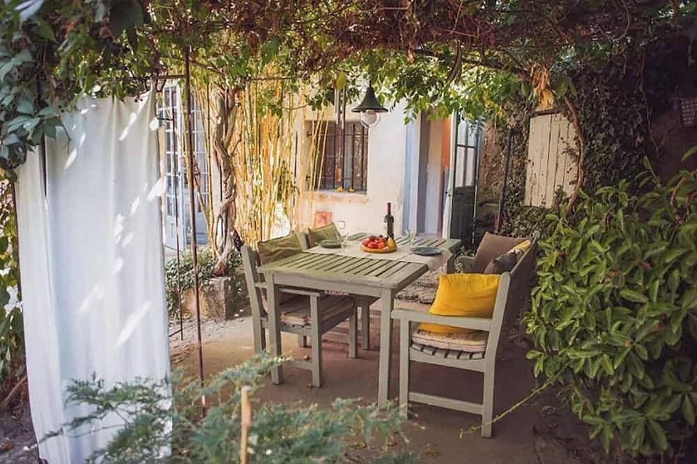 Quiet apartment with courtyard in the village of Lourmarin 1