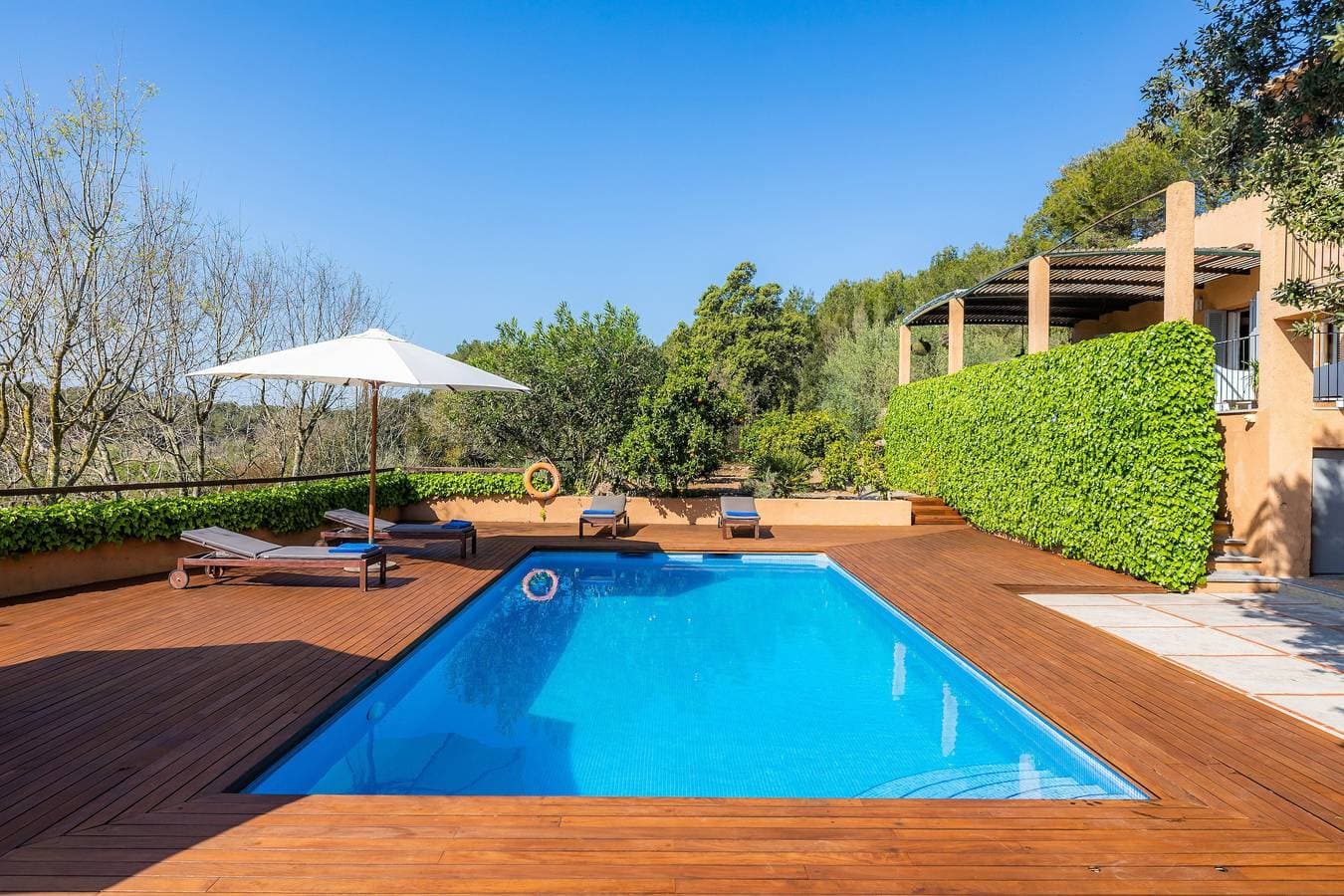 Foto 9 von 47: Charmantes Landhaus mit großem Garten mit Bergblick, Pool, WLAN und Terrassen