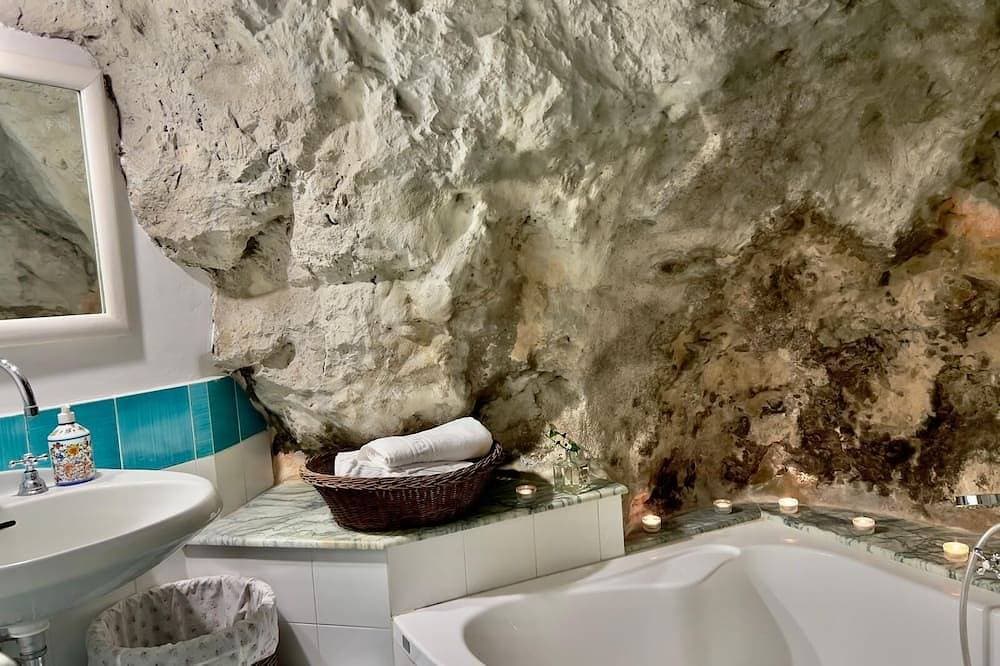 Foto 4 von 28: Honeymoon Amalfi •Private Sea View Terrace -Pet Friendly - Stone Bathroom