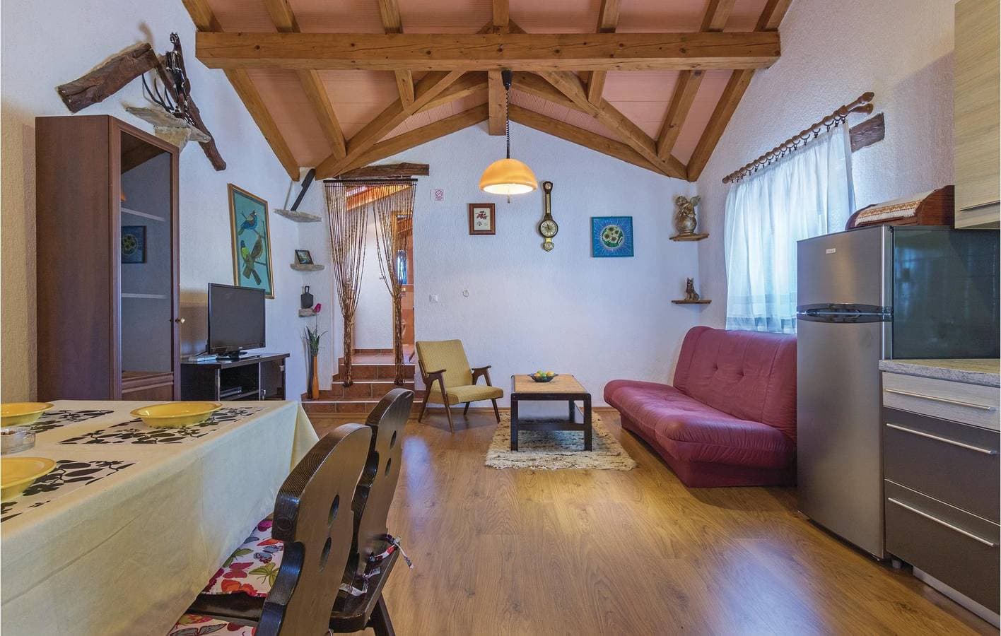 Foto 6 von 26: Geräumige 2-Zimmer-Wohnung mit Pool und Parkplatz, 2 km vom Zentrum von Skropeti entfernt