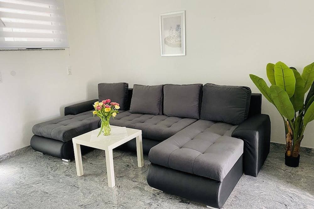 Foto 5 von 13: Moderne, helle Ferienwohnung mit Blick auf weite Landschaft; Parkplatz vorhanden