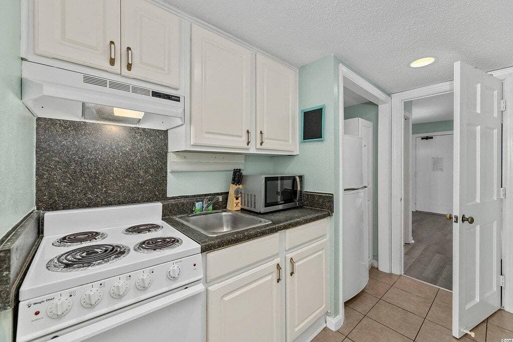 Foto 6 von 18: Beachfront Condo, sleeps 6, pools, hot tub, tiki bar, golf carts allowed