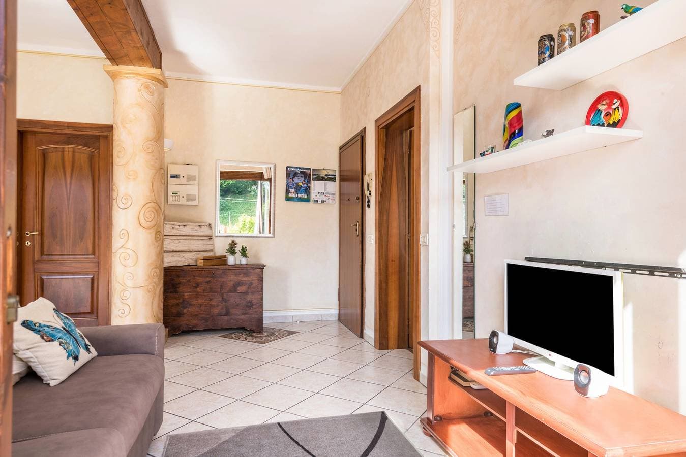 Foto 12 von 33: Ferienwohnung mit Seeblick, Pool, WLAN & Terrasse