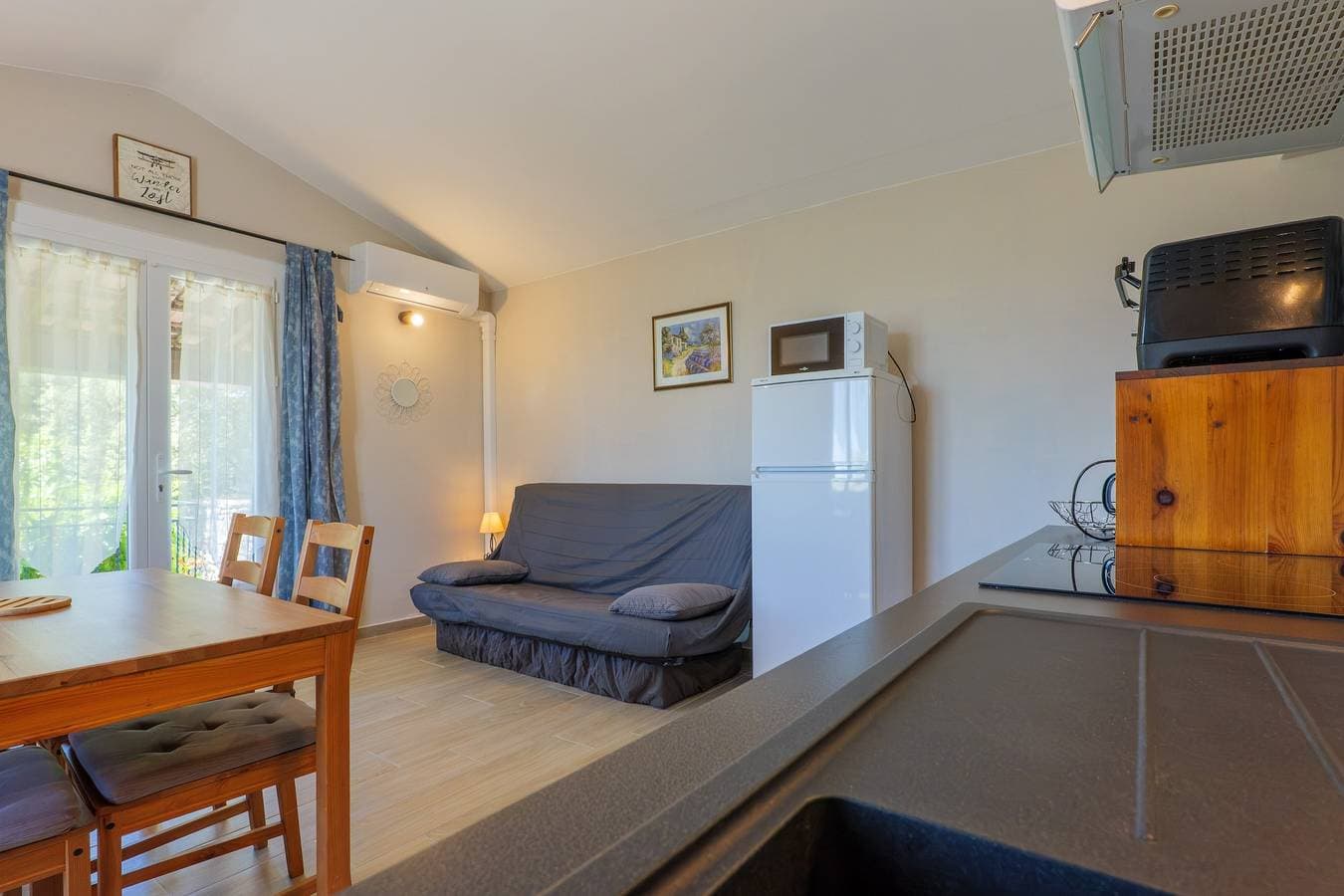 Foto 7 von 32: Ferienhaus „Le Murier - La Fontinelle“ mit Bergblick, Gemeinschaftspool, Klimaanlage