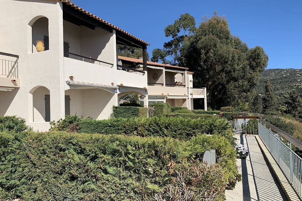 Foto 11 von 30: Möbliert 3 Sterne Golf St Tropez Rayol Canadel Mit Blick auf das Meer mit Pool