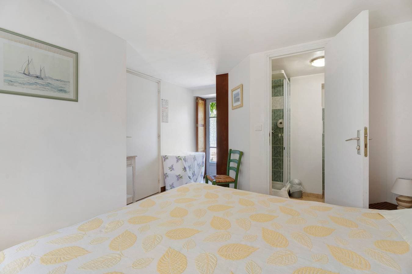 Foto 11 von 23: Gästezimmer „Les Hortensias“ mit gemeinsamer Terrasse, Garten und WLAN