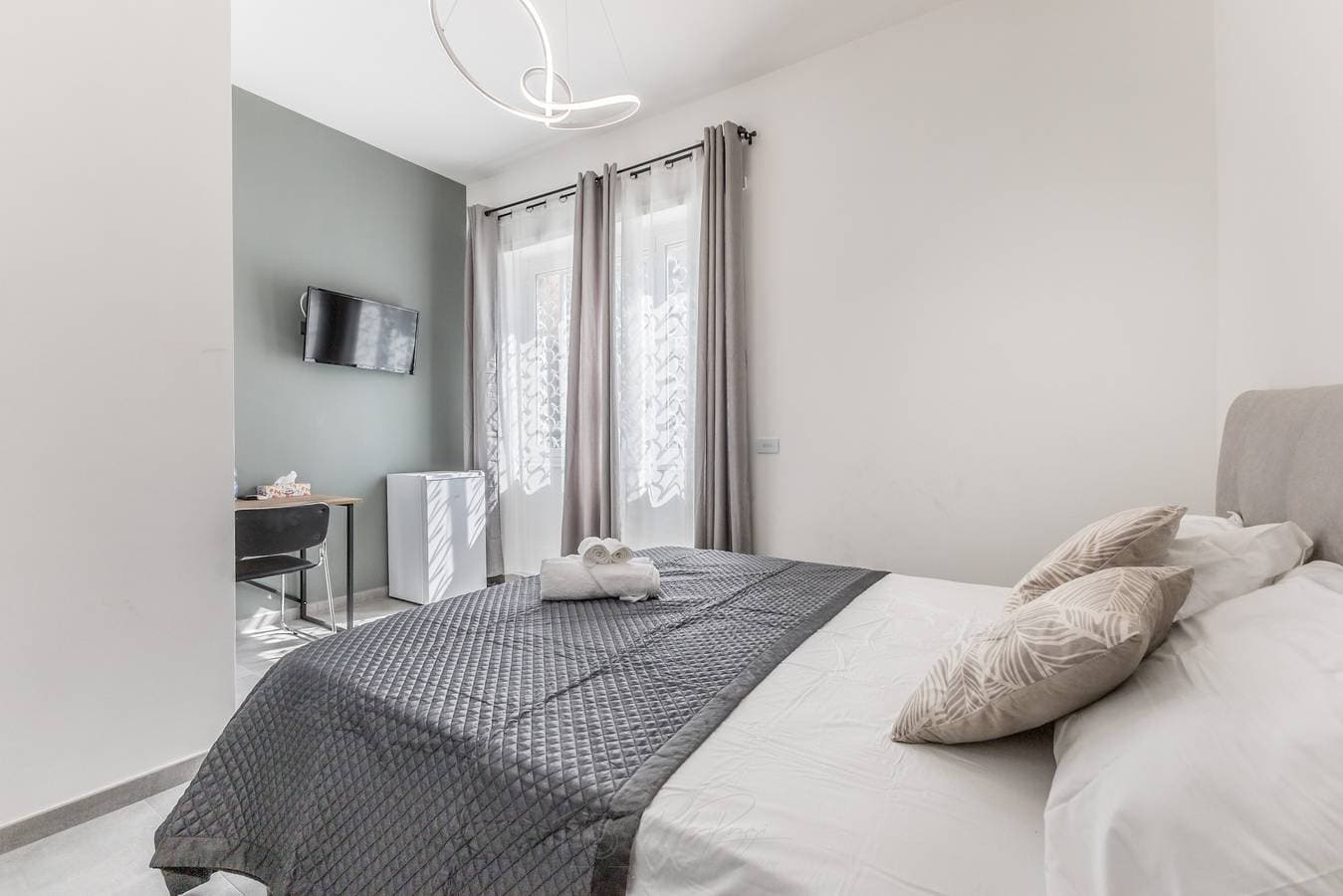 Foto 2 von 14: Zimmer 'Gordiani Guest House - Grey' mit WLAN und Klimaanlage