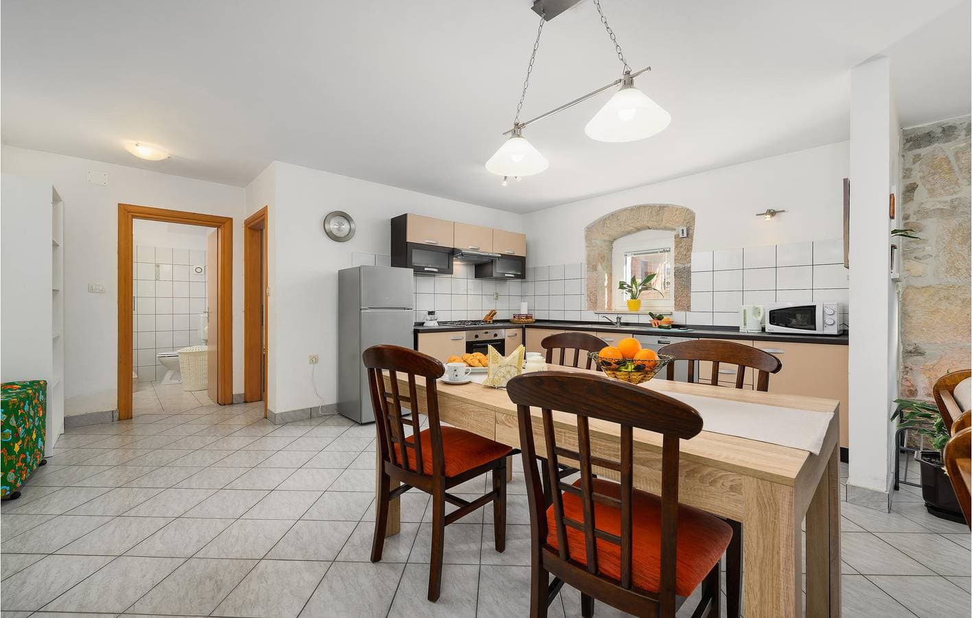 Foto 6 von 37: Reizendes Apartment mit einem Schlafzimmer, Pool, Parkplatz und Terrasse in der Nähe des Flusses Raša