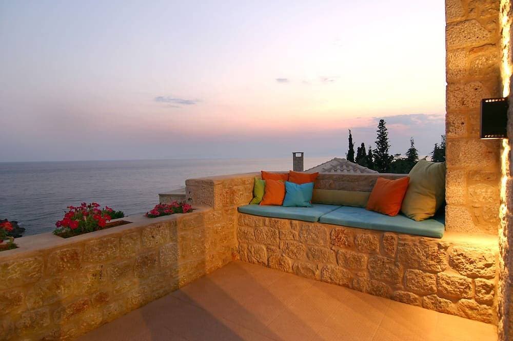 Enjoy the seaside living in a centraly located, pretty sea view house 1