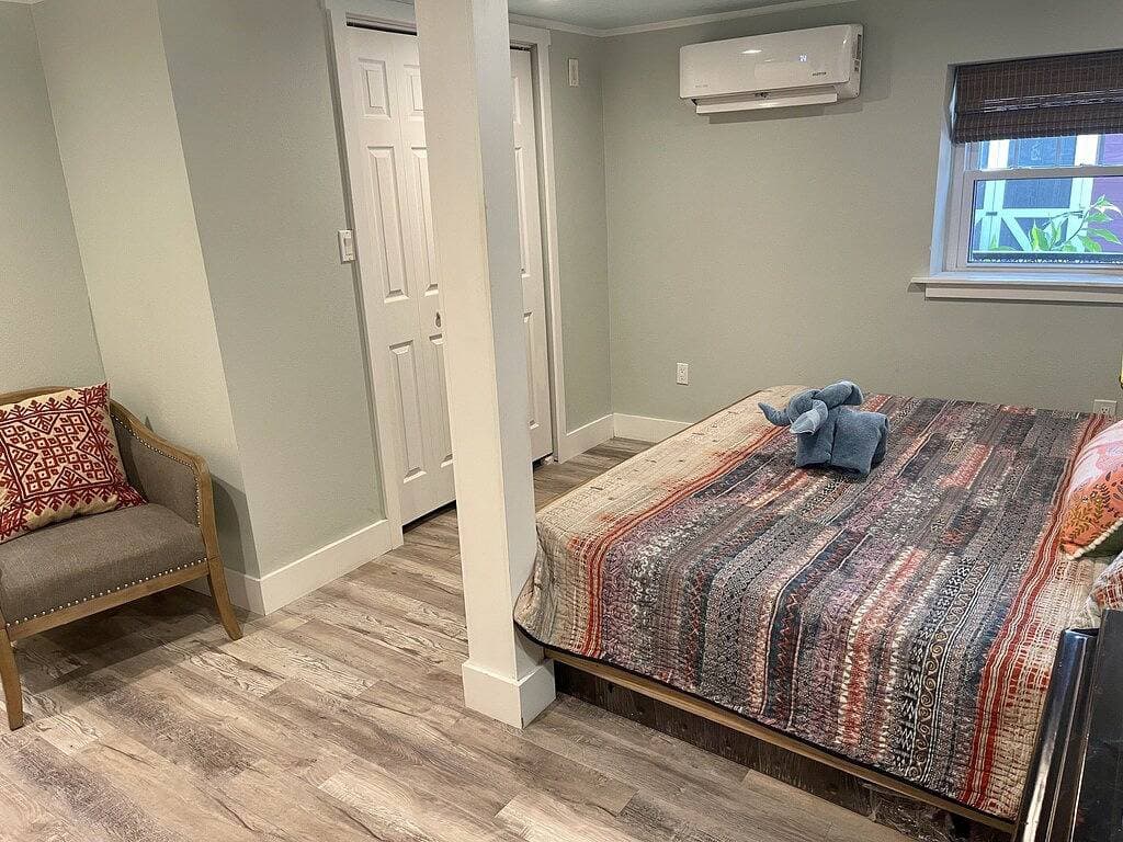 Nettes ein Schlafzimmer auf kleinem See 1