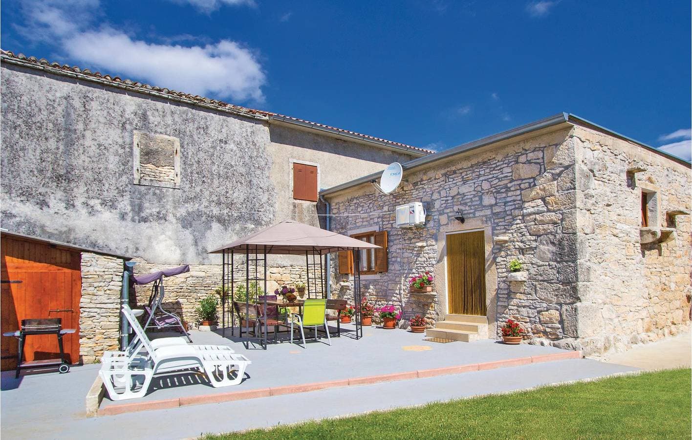 Charmante Ferienwohnung mit Terrasse, Parkplatz und 2,5 km Entfernung zum Stadtzentrum von Butkovići 1