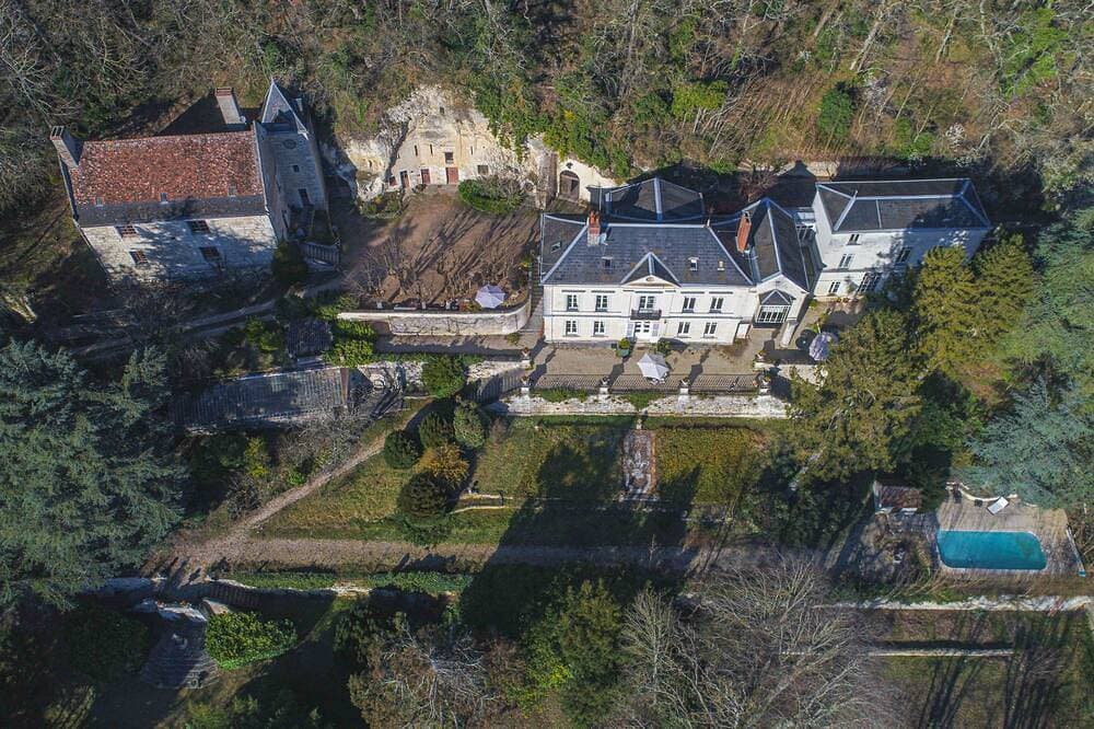 Foto 8 von 30: Manoir de la Salle du Roc - Constance suite King size bed.