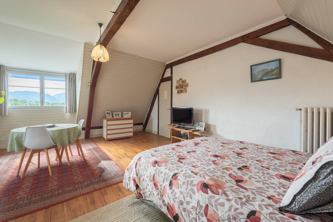 Foto 12 von 26: Gästezimmer 'Chambre Marie-Jo' mit Bergblick, gemeinsamer Terrasse und WLAN
