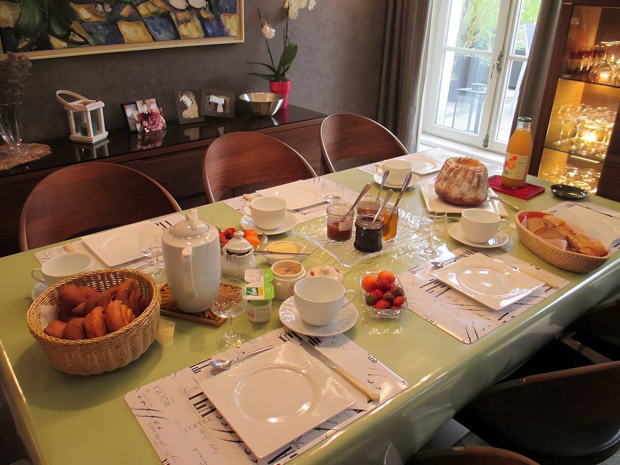Foto 8 von 28: Gästezimmer „Cour Du Weinhof – Zimmer Hansi“ mit gemeinsamer Terrasse und WLAN