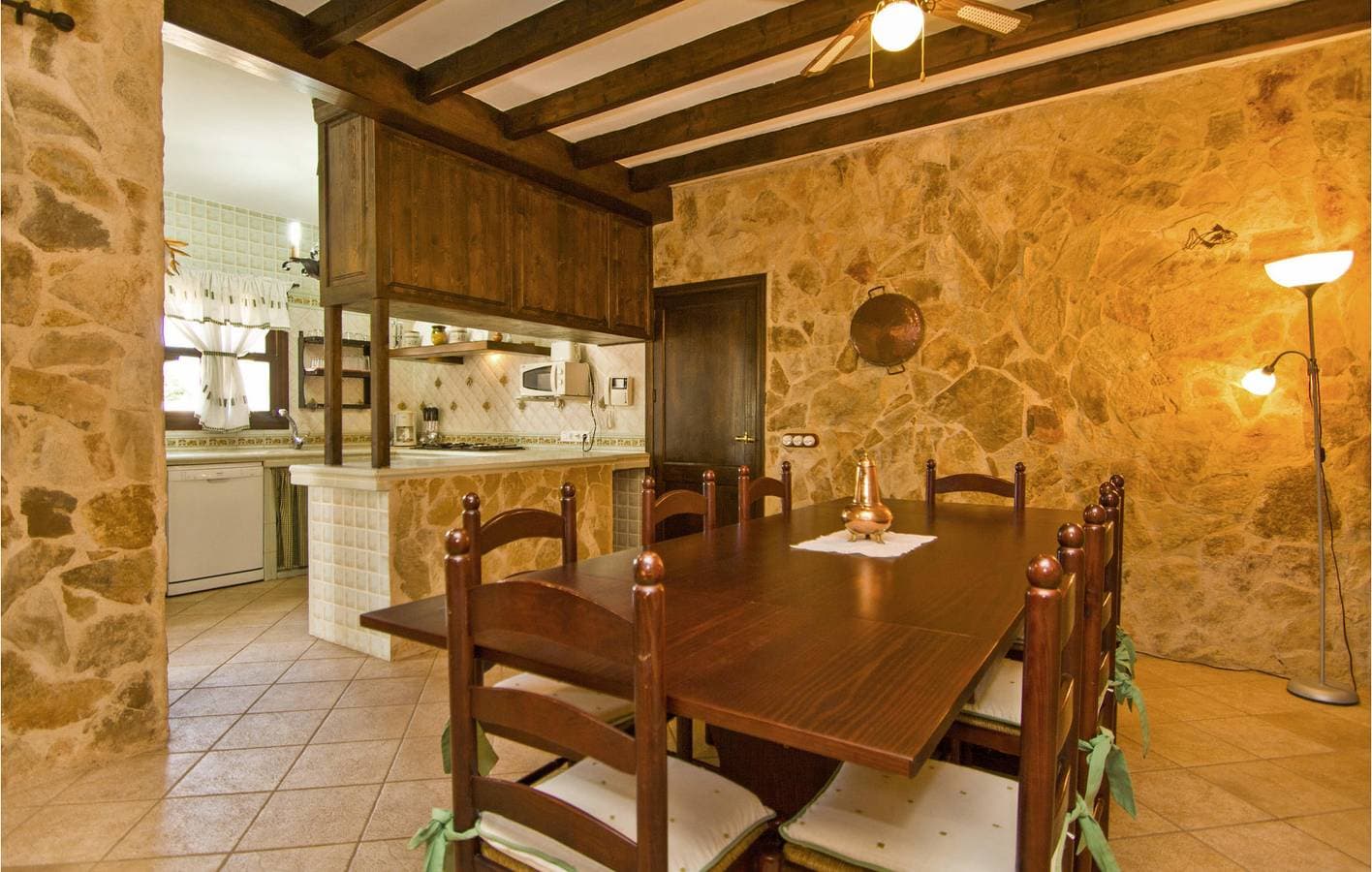 Foto 6 von 34: 200 sqft Apt | Pool, Küche, Kamin | 2.5km nach Es Garrovers