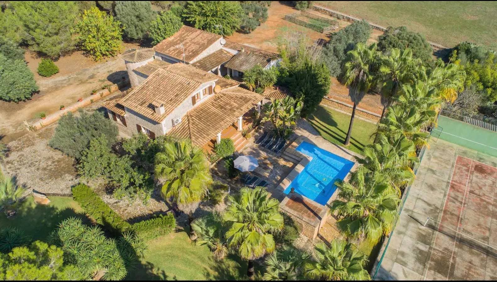 Foto 2 von 32: Ferienhaus "Tirasset" mit privatem Pool, 2 Terrassen und WLAN