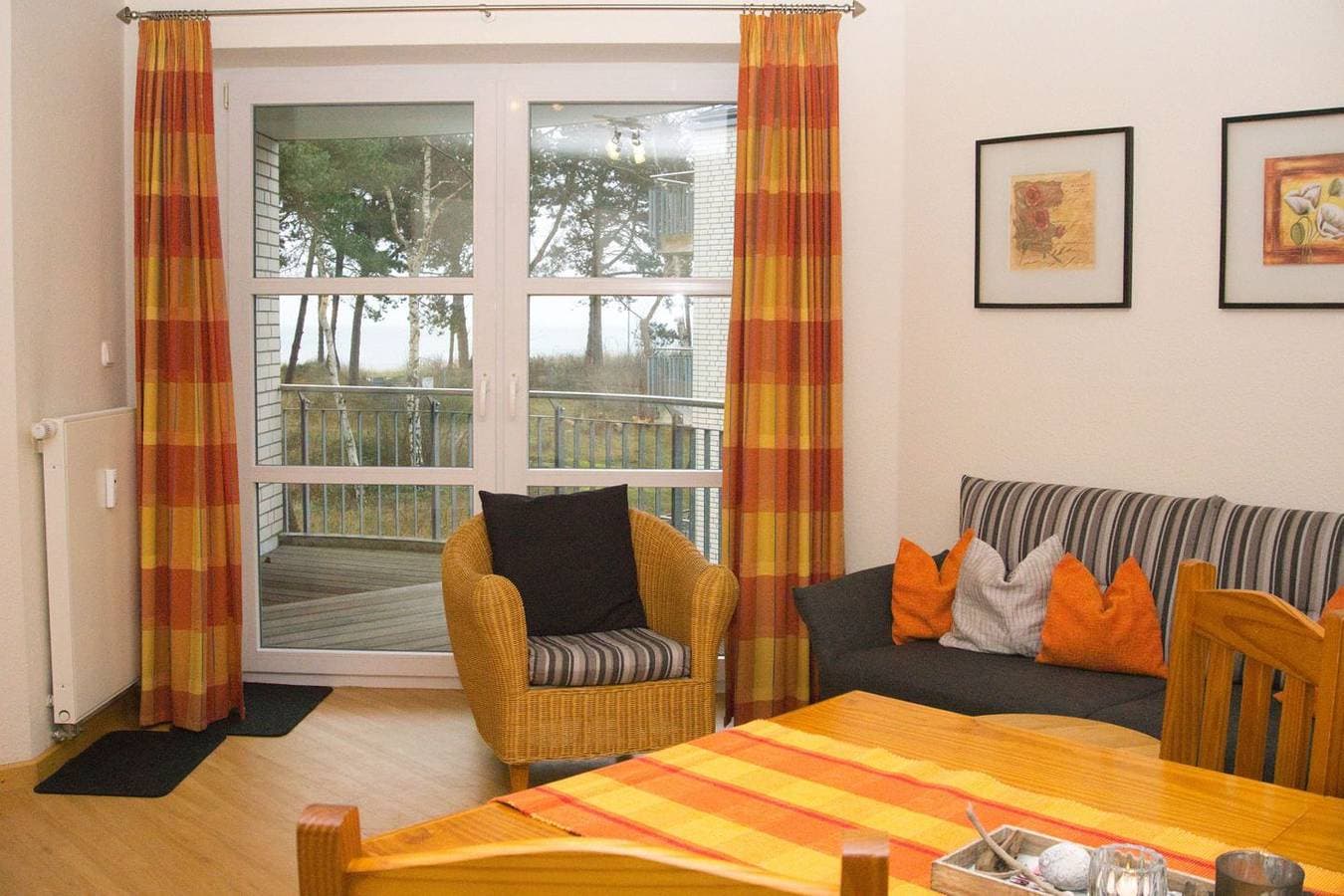 Foto 9 von 24: FeWo direkt am Strand, Balkon mit Meerblick - Dünenresidenz FeWo Windjammer