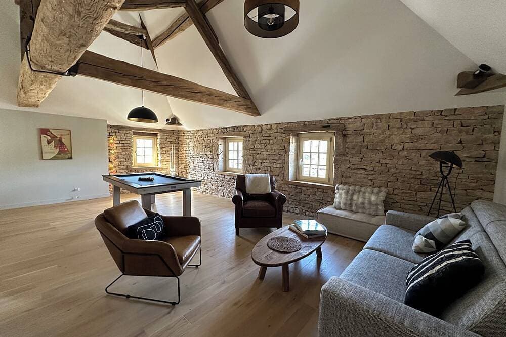 Comfortable apartment, wine-growing village, opposite the château, near Beaune 1