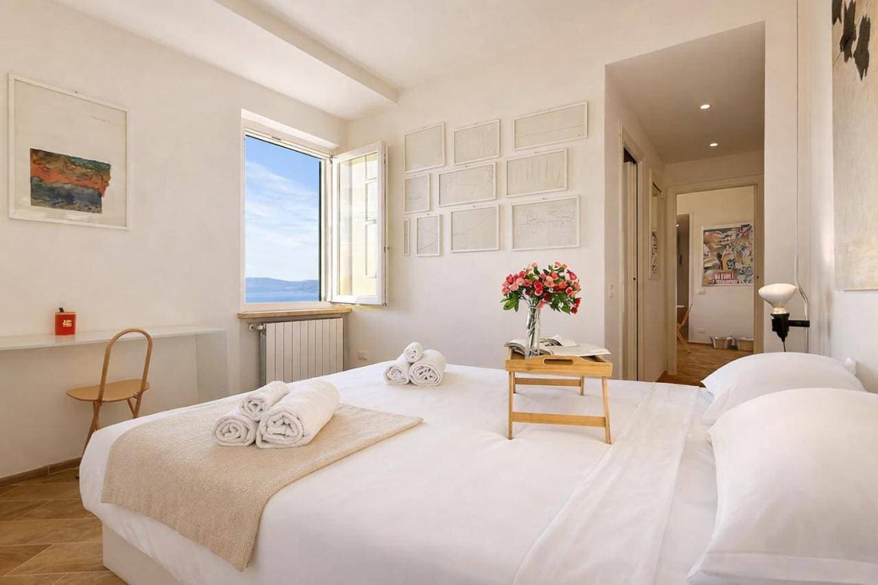Charming 2BR Home Terrace & Great Lake View 1