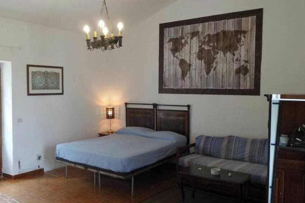 Foto 3 von 24: Villetta Mannucciu – Studio Apartment with a Fireplace and Ocean View in Rena Majore