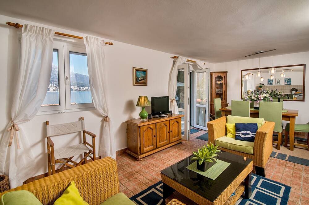 Foto 10 von 30: Luxu-Ferienhaus an der Küste mit privatem Anlegeplatz, Njivice, Montenegro