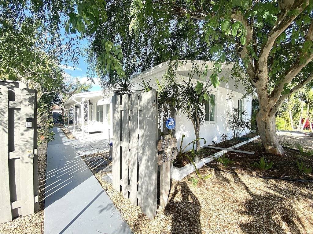 Foto 13 von 24: 2 Bedroom Tropical & Cozy Home Near Beach: Private, Yard, Parking