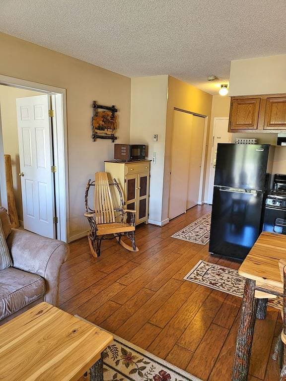 Foto 4 von 19: Kitchen, AC, deck, mountain view, pool, ski shuttle. Lb207 by Lrs