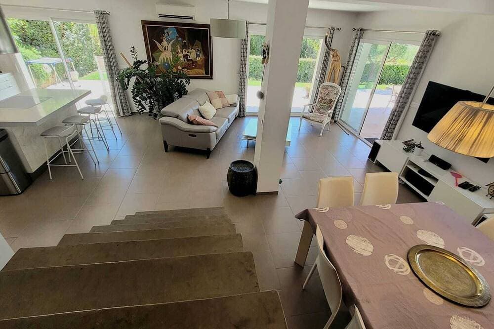 Foto 11 von 23: Zeitgenössische Villa mit modernem Pool