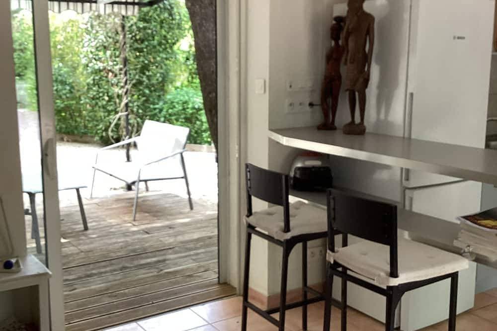 Foto 6 von 9: Studio Avec Terrasse et Pergola Dans Propriété Calme et Sécurisée