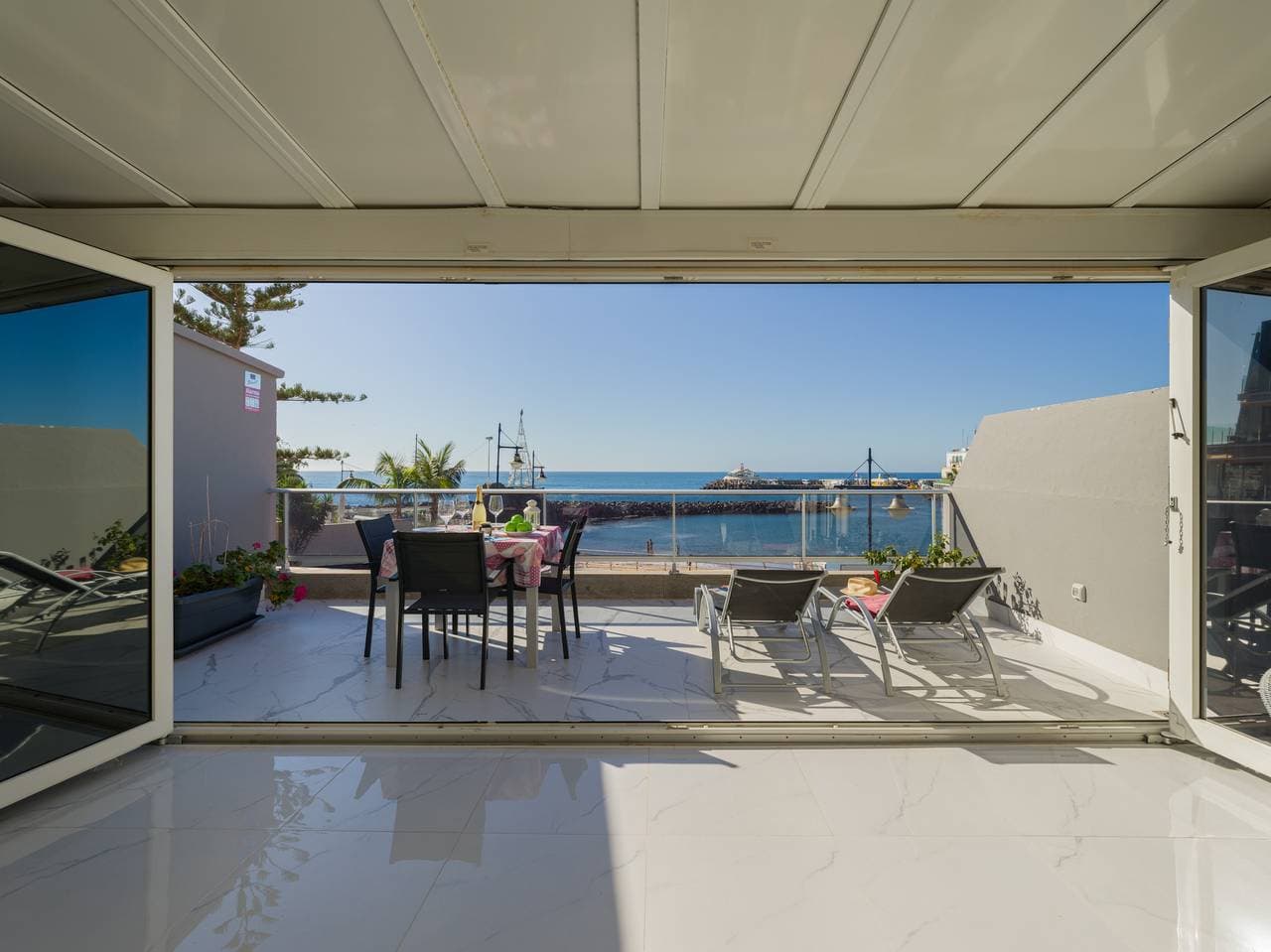 Foto 12 von 39: Oceanfront Paradise – Sleep by the Waves