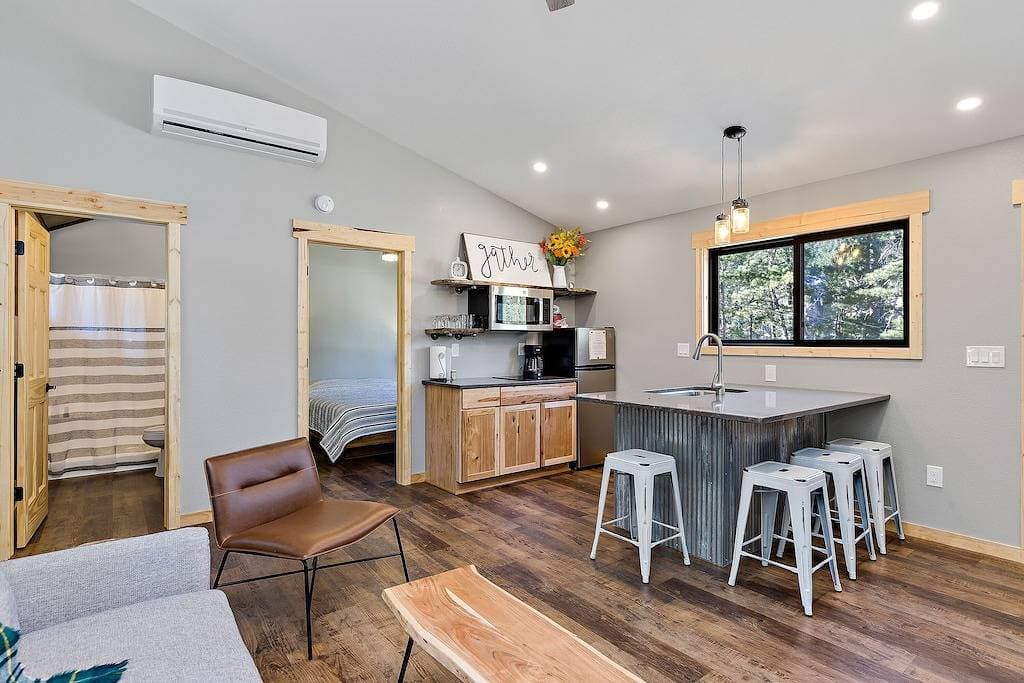 Foto 4 von 16: Modern rustic design with upscale finishes and 2 bedrooms.