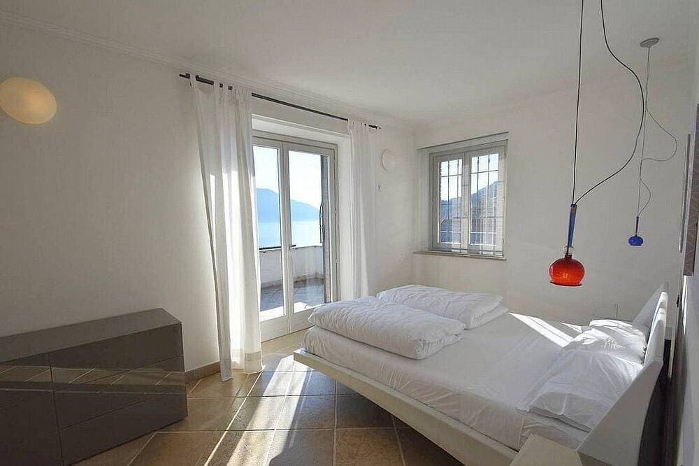 Foto 2 von 30: Villa Alborella: A bright four-story villa situated on a promontory facing the lake, with Free Wi-Fi.