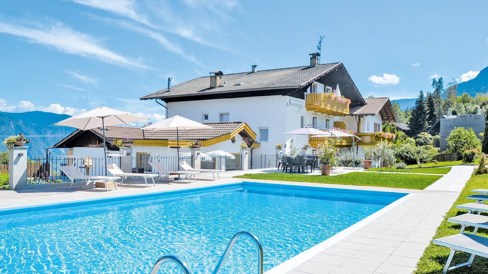 Foto 13 von 27: Ferienwohnung 'Residenz Sonnegg 5' mit Bergblick, Gemeinschaftspool und WLAN