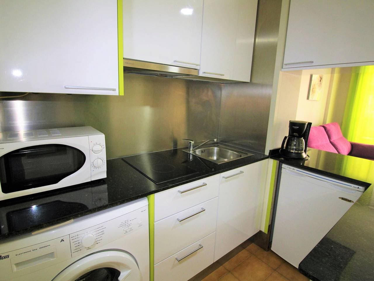 Foto 7 von 26: Renoviertes Studio mit Balkon im Zentrum von Roses, nahe Wanderwegen und Buchten. Klimaanlage, 4 Pers.