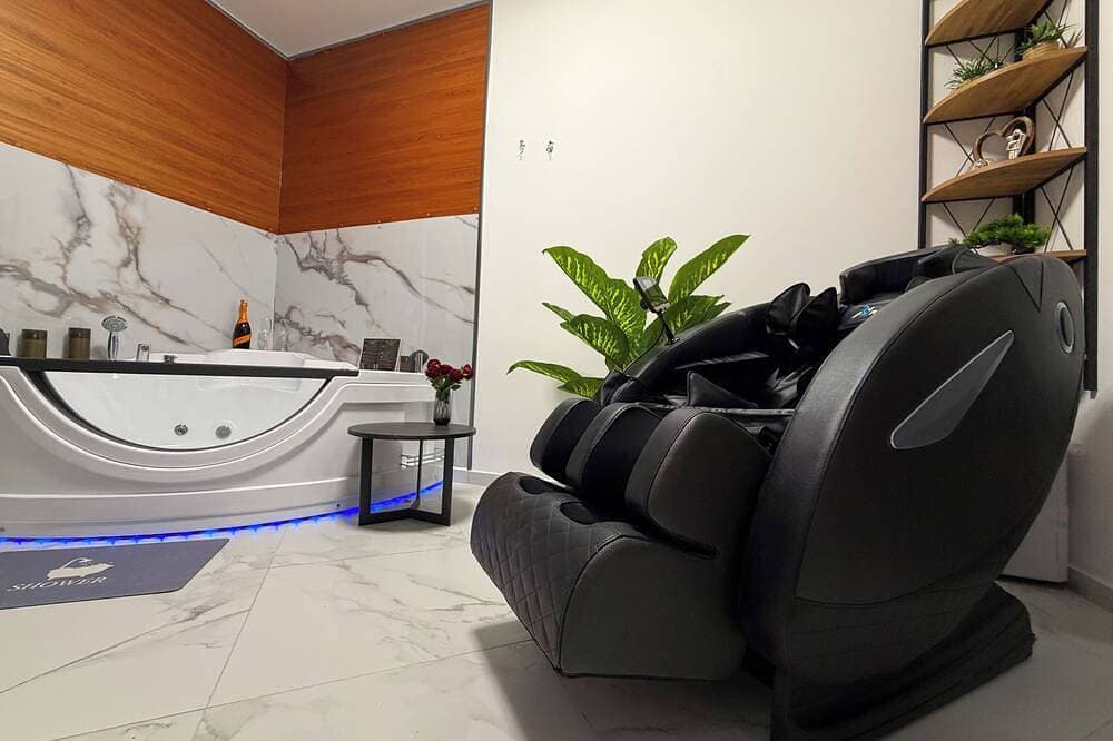 Foto 4 von 30: Jacuzzi, Floating Bed & 4D Massage Chair - Presidential Apartment Apollo 11
