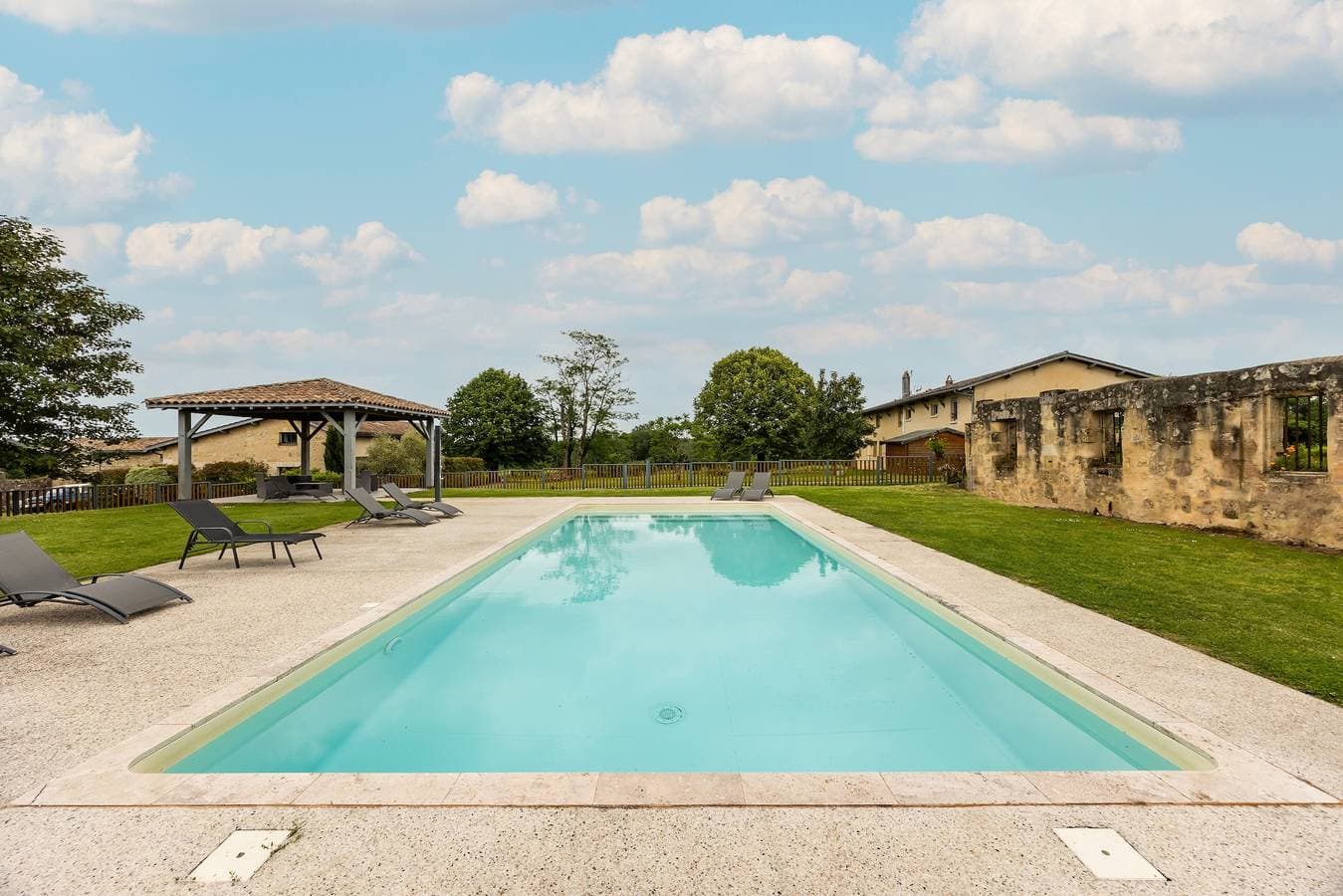 Foto 4 von 33: Ferienhaus 'Gîte Loft' mit Gemeinschaftspool, Terrasse und WLAN