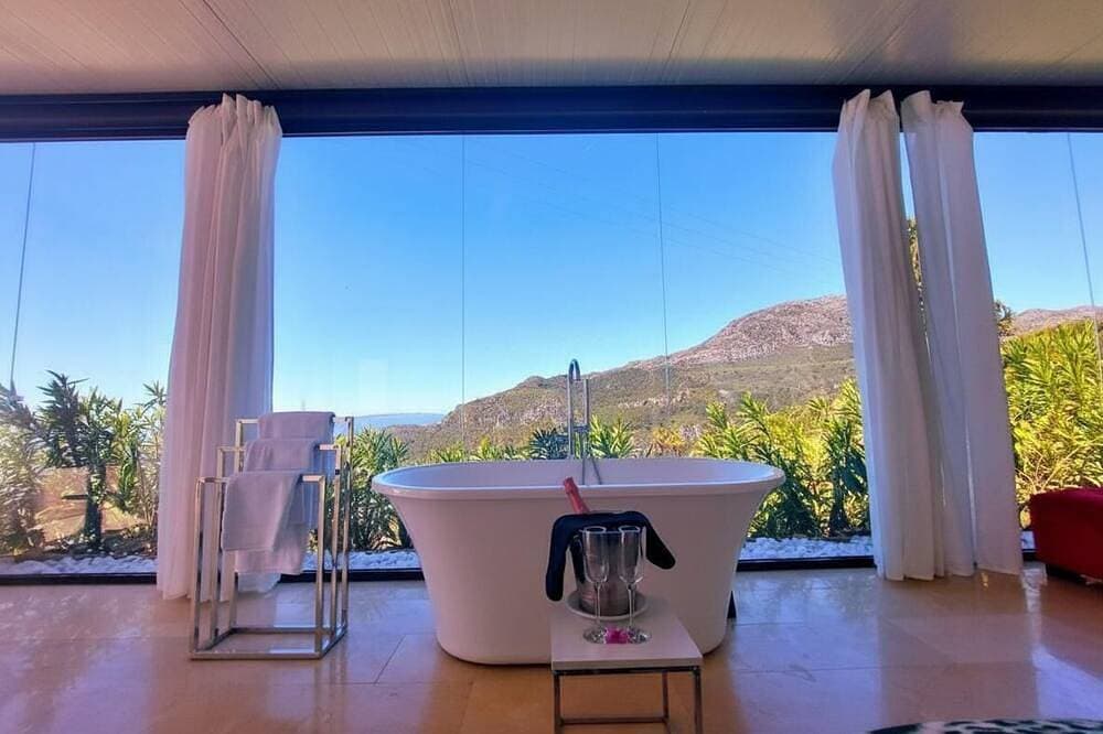 Foto 10 von 25: Stunning Glass Suite with private plunge pool