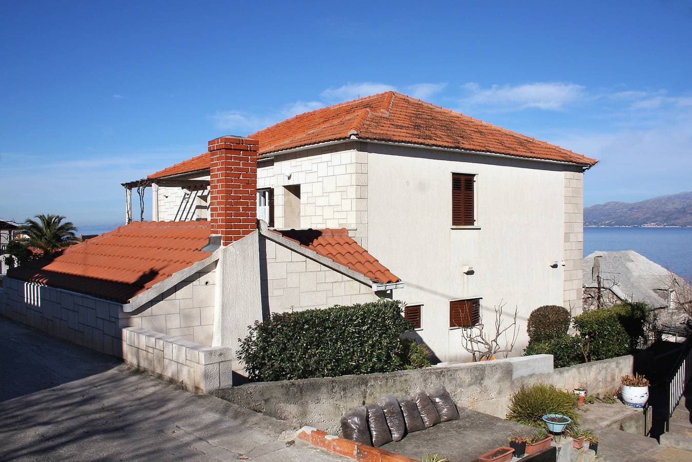 Foto 4 von 28: One bedroom apartment with balcony and sea view Postira, Brač -b