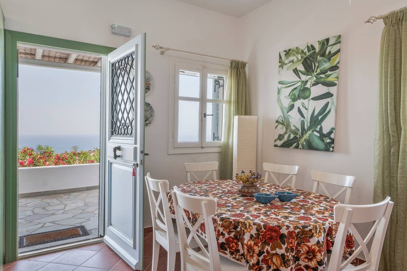 Foto 2 von 23: Ferienhaus 'Tinos Sunset House' mit Meerblick und privater Terrasse