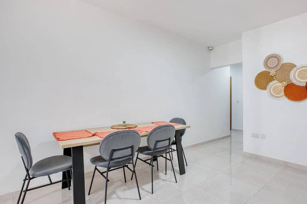 Foto 9 von 26: Stylish 2Br Stay with Balcony Sunsets & Sea Views!