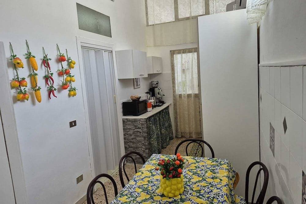 Foto 11 von 13: Small Brazil Home 1 minute from metro stop and 5 minutes from the beach